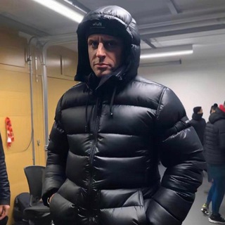 Связь с Макроном