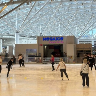 Каток Mega Ice в ТЦ Авиапарк